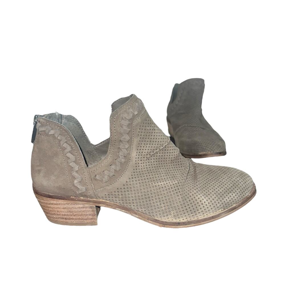 Vince Camuto Palmina Bootie Sz 8W Taupe Suede Cutout Low Heel Perforated Western